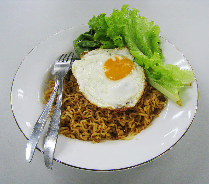 https://www.collegemagazine.com/wp-content/uploads/2015/01/Indomie_Mie_Goreng_Iga_Penyet_2.jpg