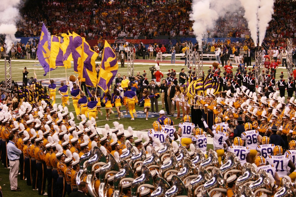 https://upload.wikimedia.org/wikipedia/commons/d/d1/LSU_athlets_at_BCS_National_Championship.JPG