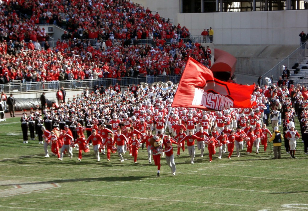 https://upload.wikimedia.org/wikipedia/commons/4/46/2006Buckeyes.jpg