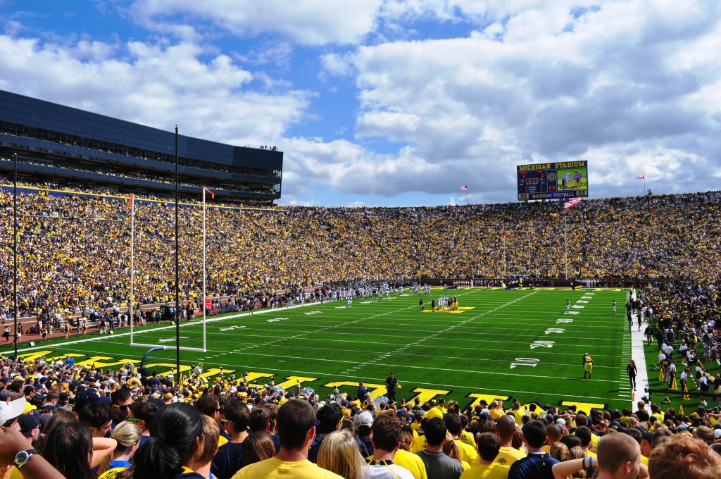 https://upload.wikimedia.org/wikipedia/commons/f/f2/MichiganStadium2010UConn.JPG