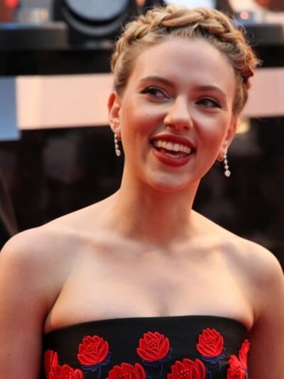 https://upload.wikimedia.org/wikipedia/commons/c/c9/Scarlett_Johansson_4,_2012.jpg