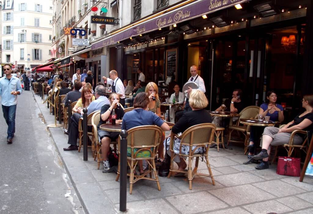 https://upload.wikimedia.org/wikipedia/commons/6/67/Terrace_cafe,_Rue_de_Buci,_Paris_July_2010.jpg