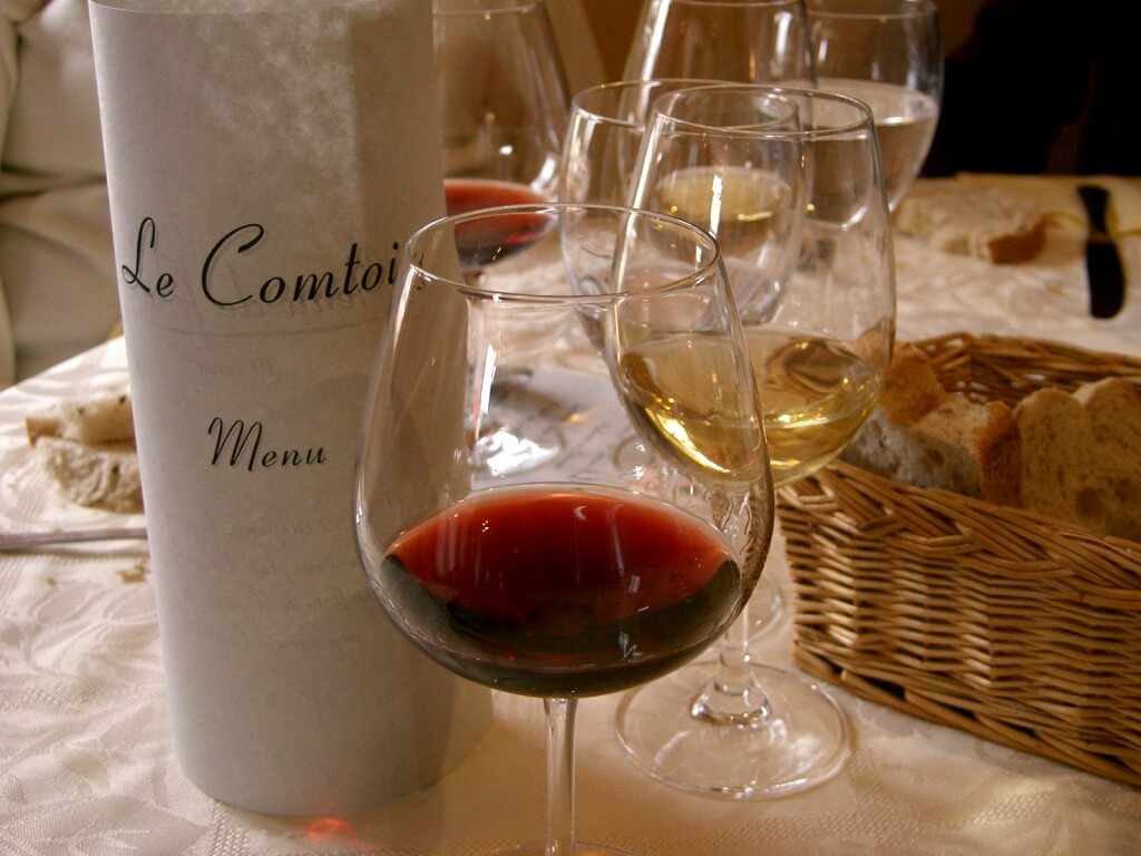 https://upload.wikimedia.org/wikipedia/commons/e/e1/French_taste_of_wines.JPG