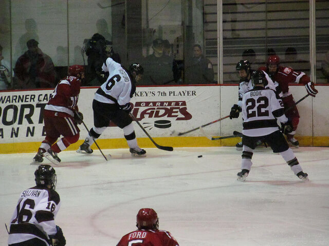 North Dakota clips rival Minnesota before rowdy hockey crowd