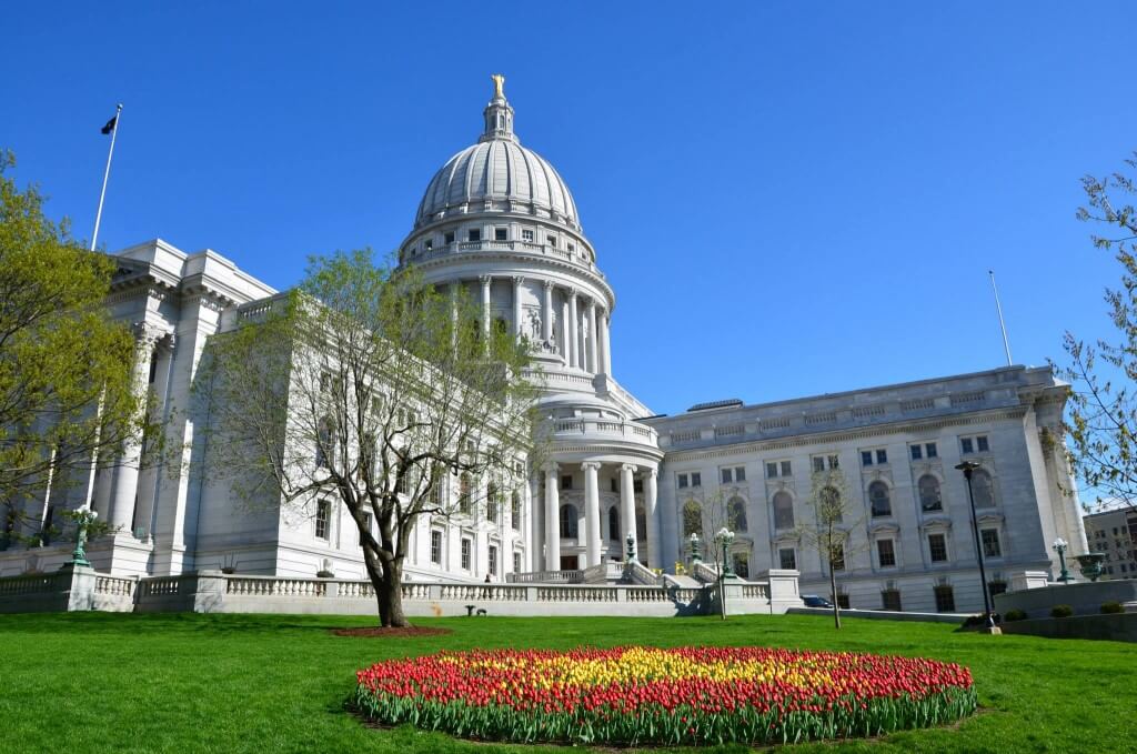 Wisconsin_State_Capitol_Building_during_Tulip_Festival