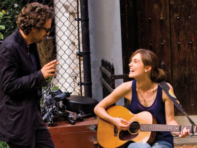 Keira Knightley plays the guitar for Mark buffalo in the movie begin again