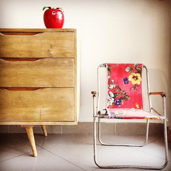 https://pixabay.com/en/chair-apple-child-vintage-962295/ chair-962295_960_720