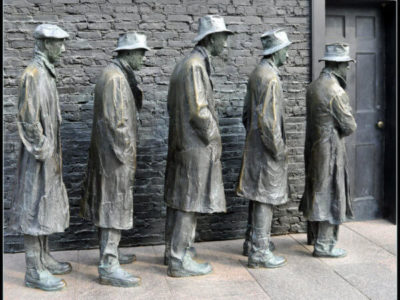 statues of soldiers from World War II