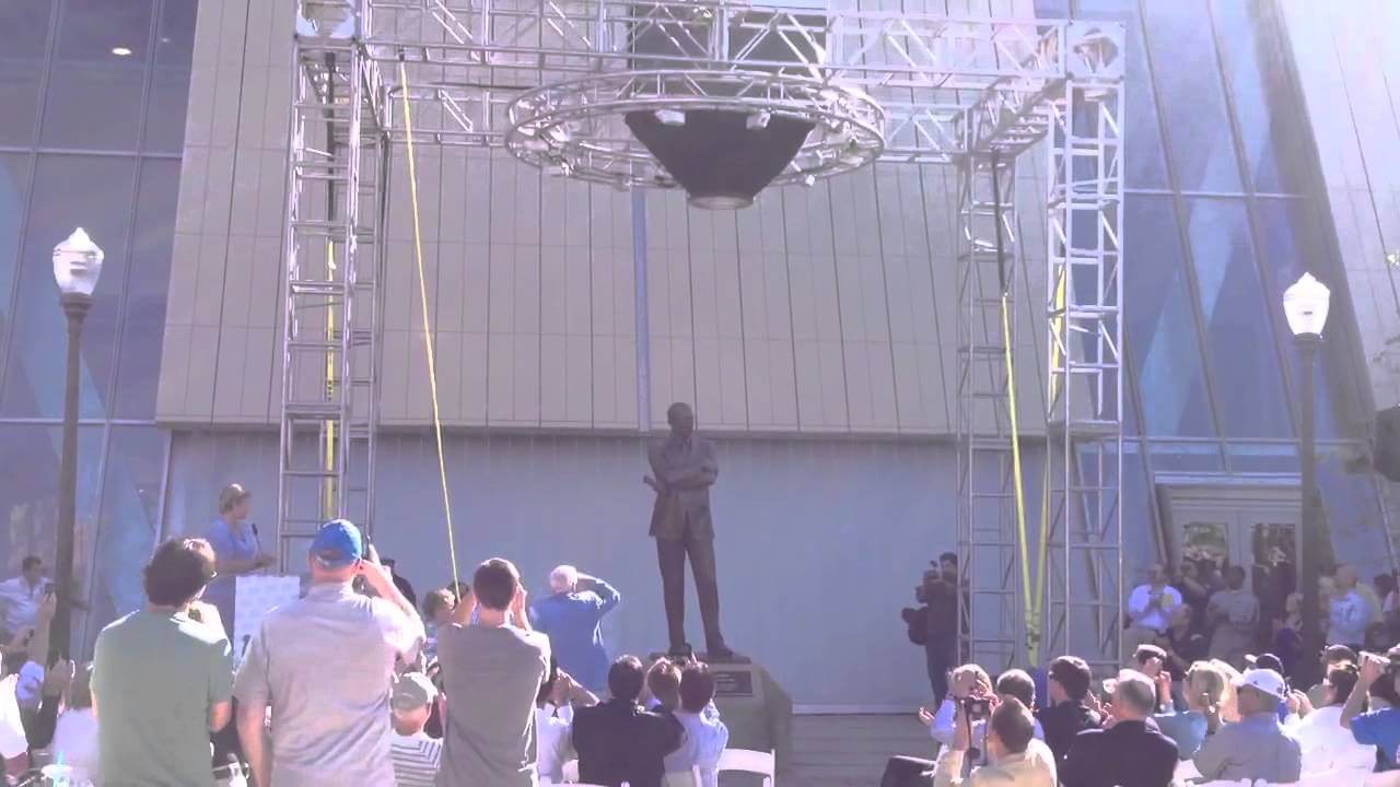 john wooden statue ucla campus