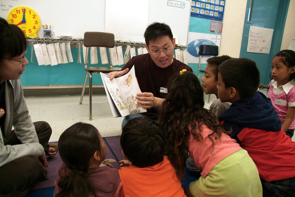 Reading to Kids reading circle in Esperanza School
