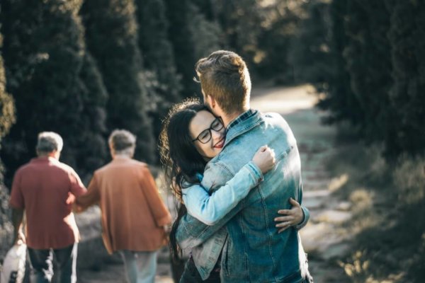 How to ask a shy guy out- man and woman hugging each other.