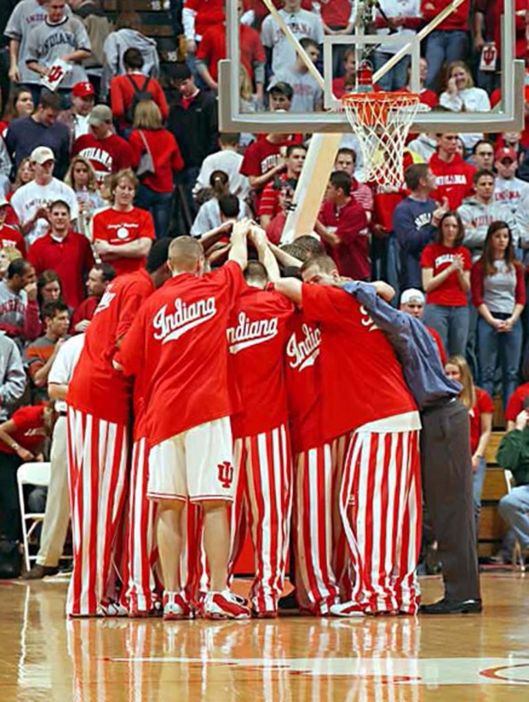 indiana basketball in huddle 