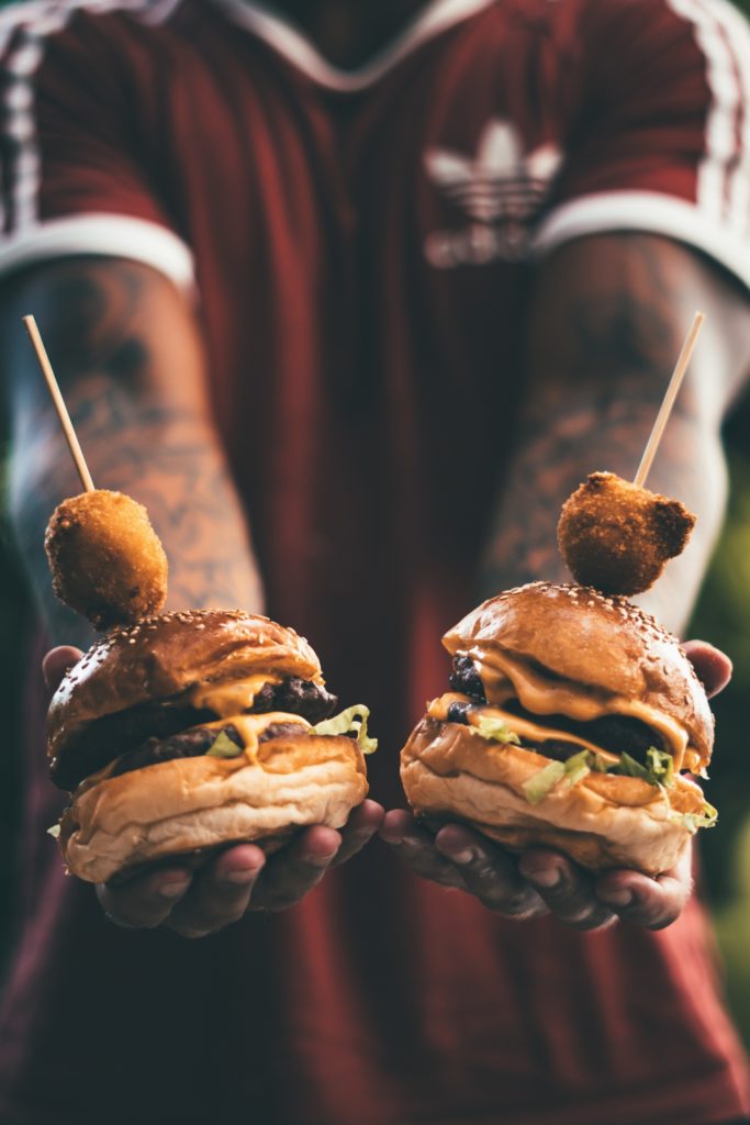 guy handing burgers to girl