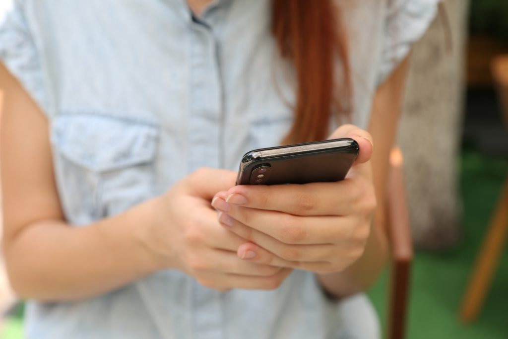 girl looking at text