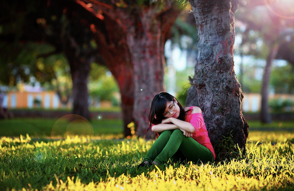 Girls sitting under a tree dating in college