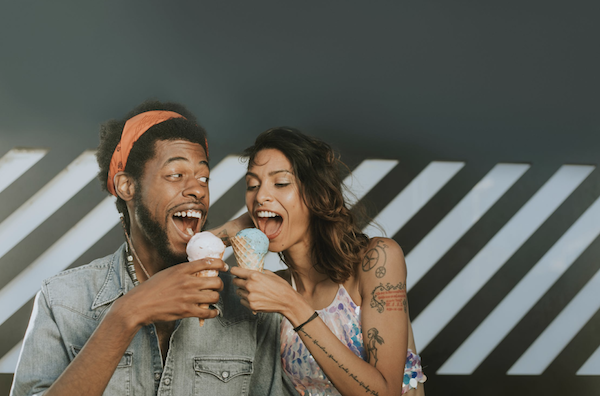 Man and woman sharing icecream dating in college