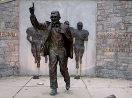 picture of old joe pa statue outside stadium