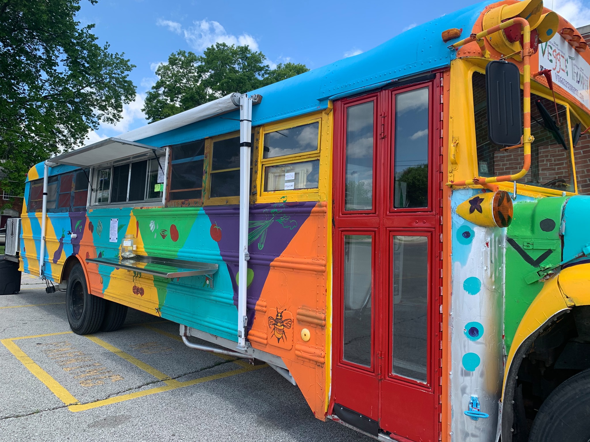 des moines a colorful bus