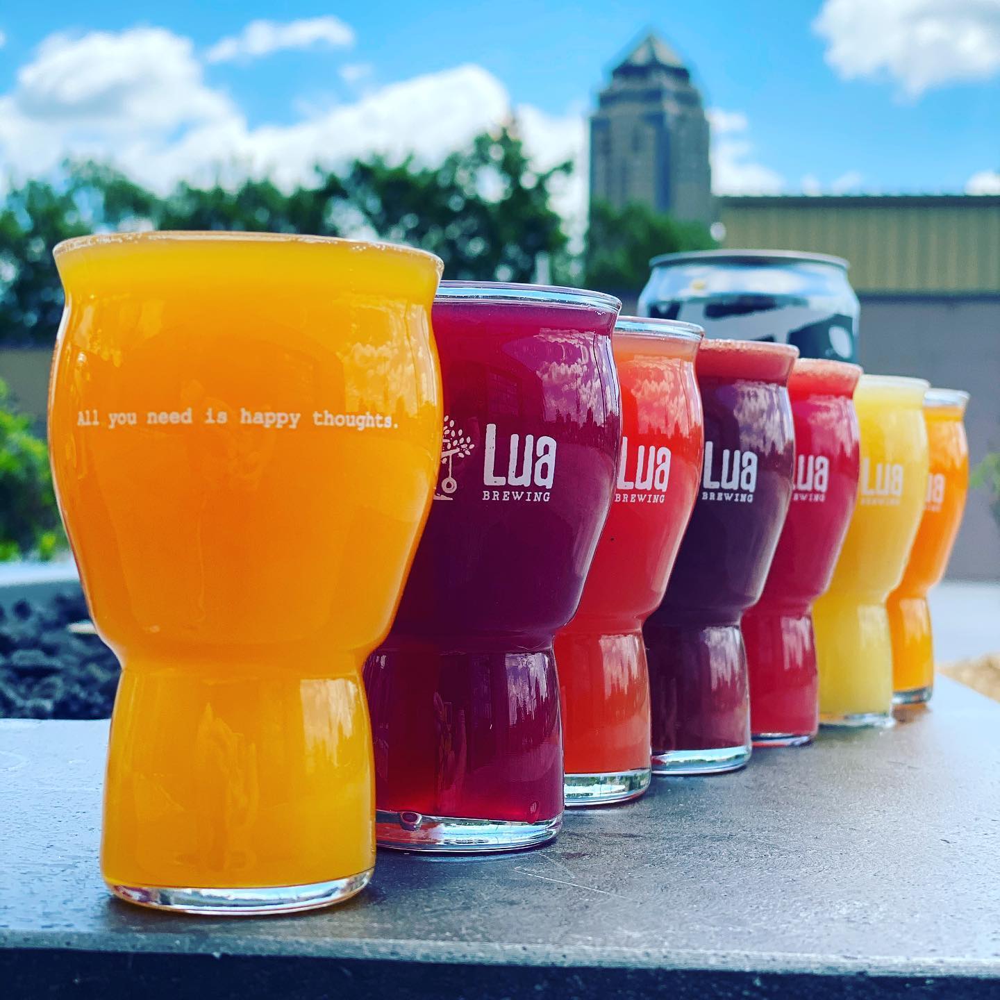 des moines line of drinks in front of building