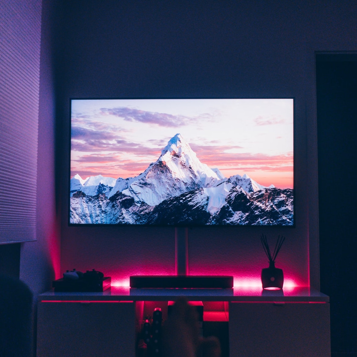 tv with a mountain screensaver
