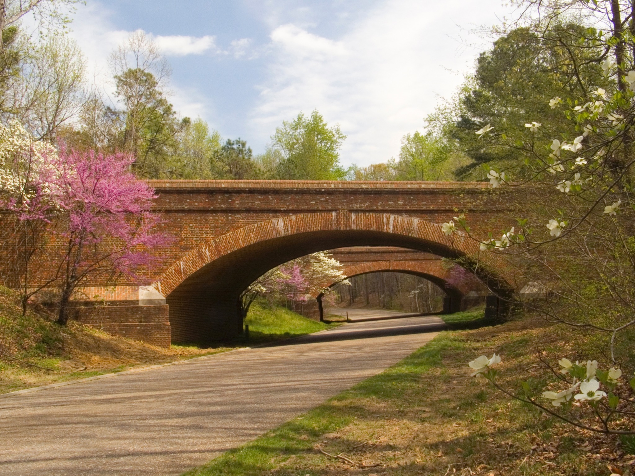 Bridge over the colonial parkway in Spring