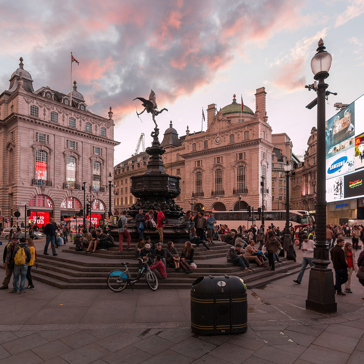 things to do in london - piccadilly circus