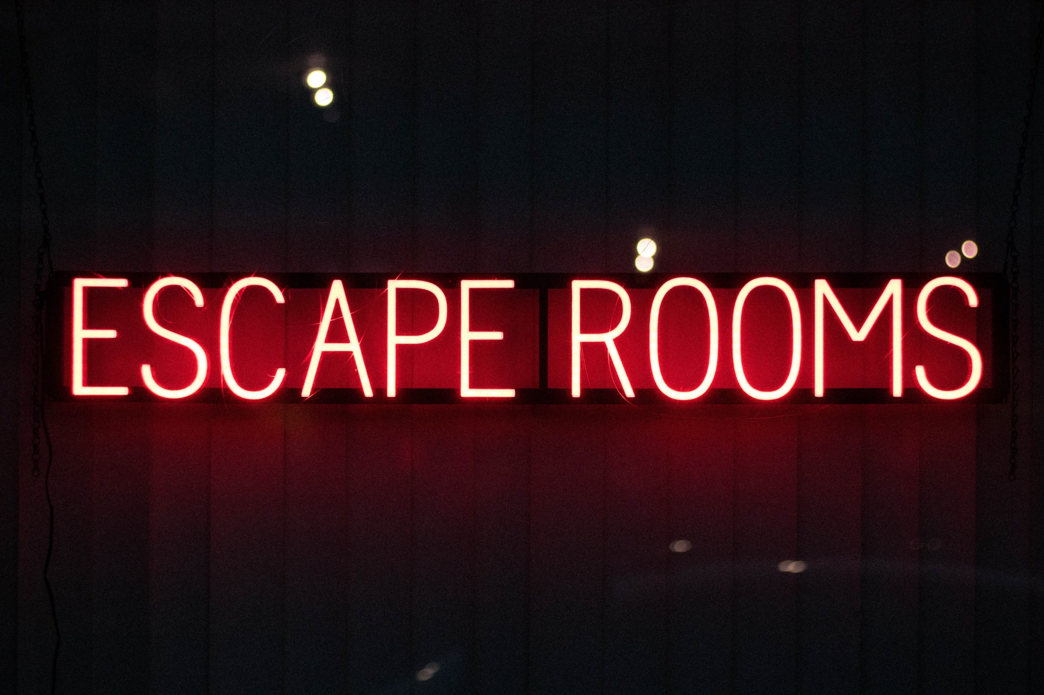 Red "escape rooms" neon sign.