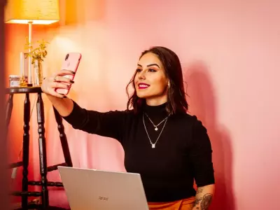 influencer selfie